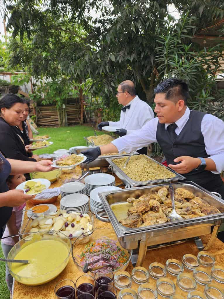 comida criolla servida